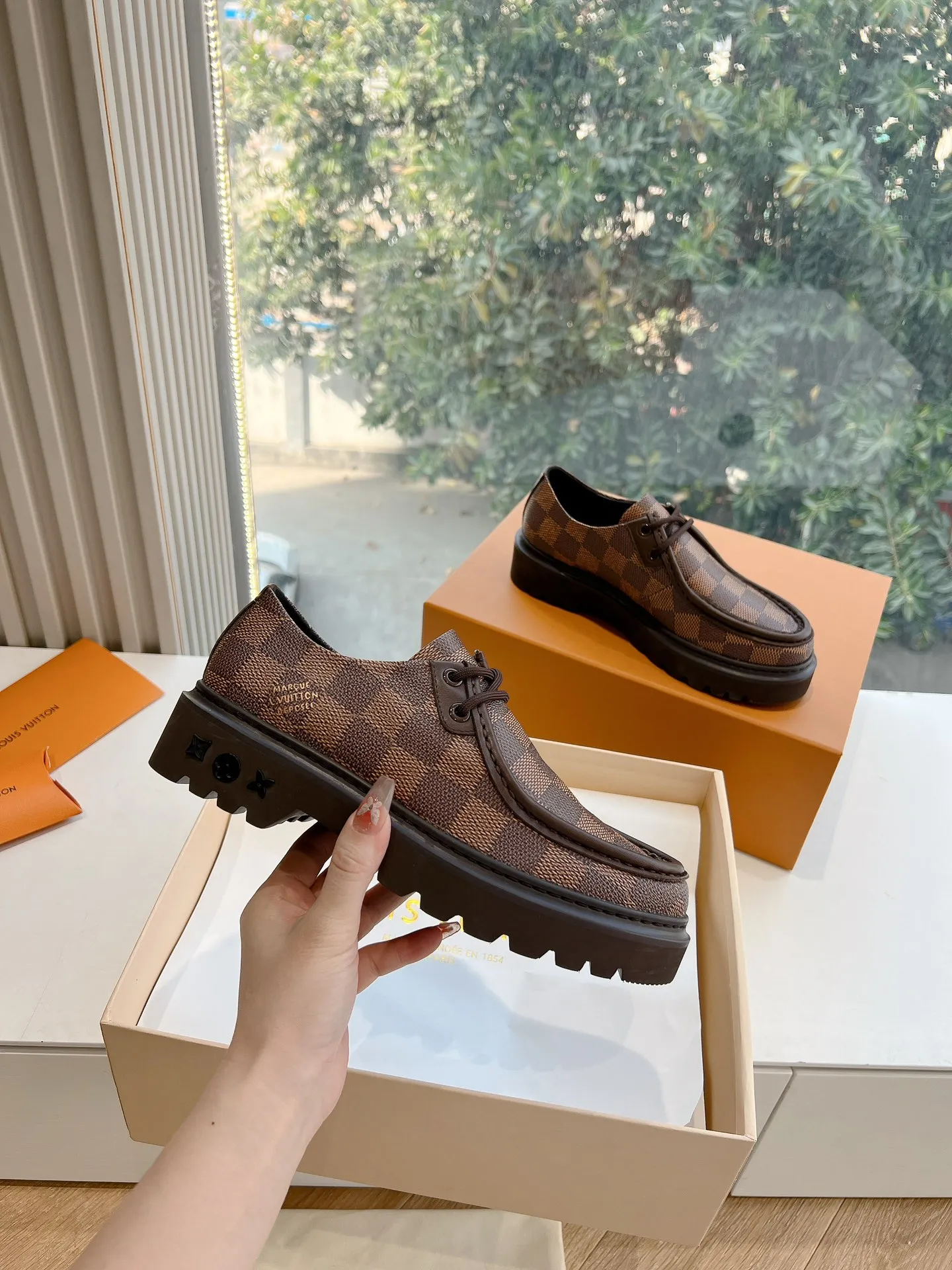 👟👟Ex-factory price 720👟👟 What you see is what you get G199 top version Louis Vuitto Louis Vuitton LV donkey brand L Carrefour shoes Archlight classic Skate sports and leisure thick-soled shoes Your LV outfit is shared today Louis Vuitton Presbyopic thick-soled loafers Original purchase and development Production Original purchase and development Production This LV Archlight sneaker is from Cut from cow leather in a playful shape. Double laces embellished with Louis Vuitton logo beading. The wide tongue and wavy outsole establish recognition, both are decorated with the LV Circle logo ▪️Fabric: Original imported original material ▪️Inner lining: Original customized lining ▪️Sole: Original molded genuine ▪️Size: Women's 35-45 (please note male and female when ordering at 39.40, 45 is not refundable or exchangeable for customization)